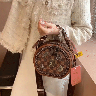 hermoso bolso vintage pieza única . Una mujer elegante lleva el bolso